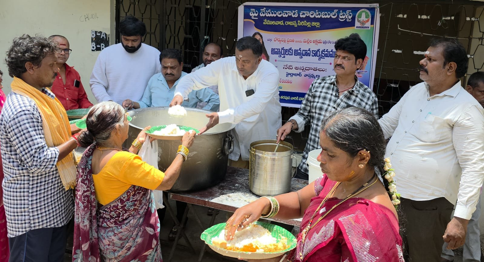 రాజన్న ఆలయం వద్ద 150 మంది పేదలకు భక్తులకు అన్నదానంతో పాటు స్వీట్ల పంపిణీ 